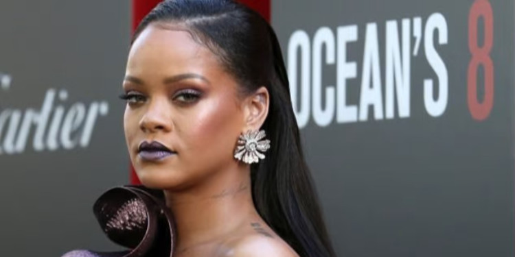 Rihanna Stilize Edilmiş “R” Logosunu Tescilletti