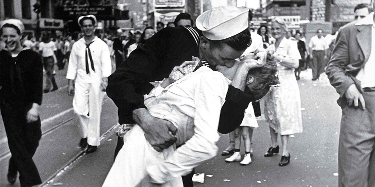 Savaşın Bitişini Simgeleyen Öpücük: Hemşire Ve Denizci