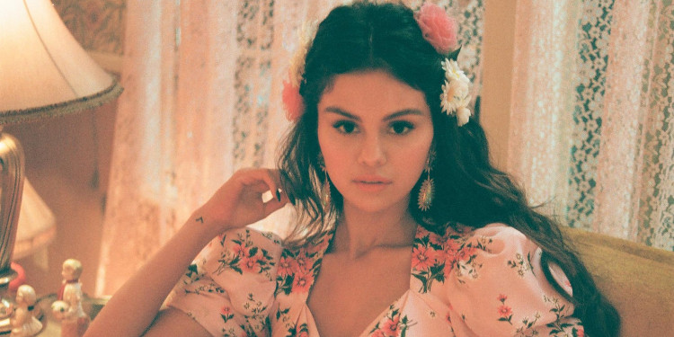 Selena Gomez, Müzik Videosuyla Birlikte İspanyolca Bir Şarkı Yayımladı