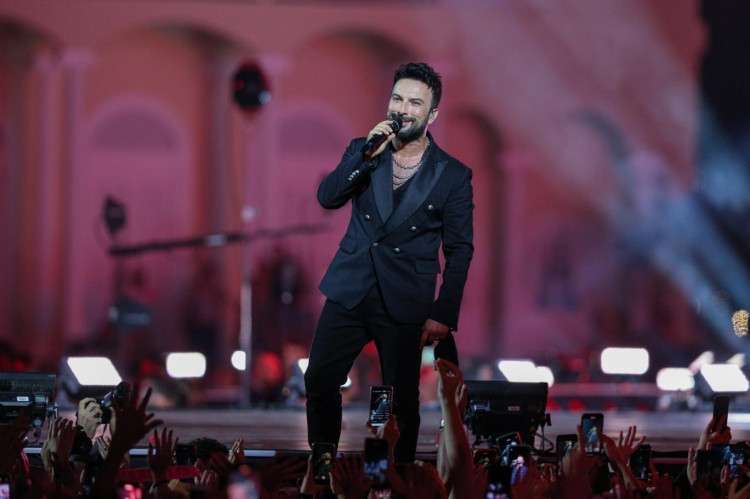 Tarkan, 9 Eylül İzmir Konserinin Ardından Darüşşafaka’ya Bağışta Bulundu