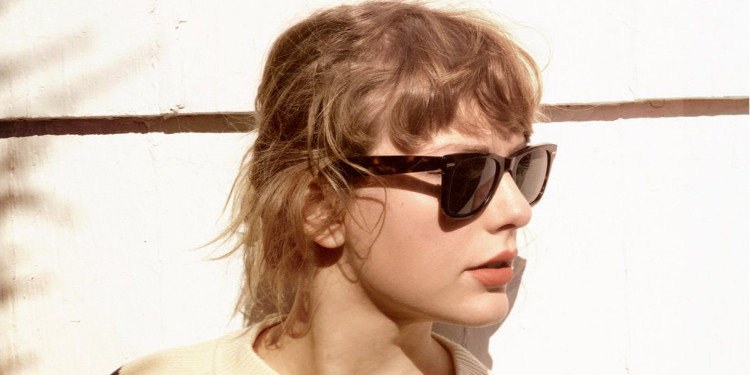 Taylor Swift, Red (Taylor's Version)'ın Çıkış Tarihini Değiştirdiğini Duyurdu