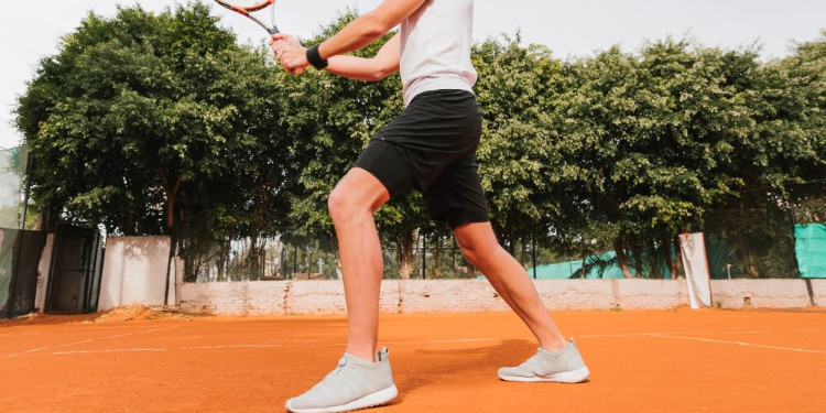 Tenis Tutkunları İçin Doğru Ayakkabı ve Raket Seçimi