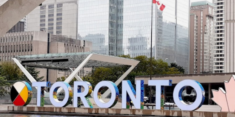 Toronto'nun Mahallelerini Keşfetmek: Şehrin Benzersiz Semtlerine Yerel Bir Rehb