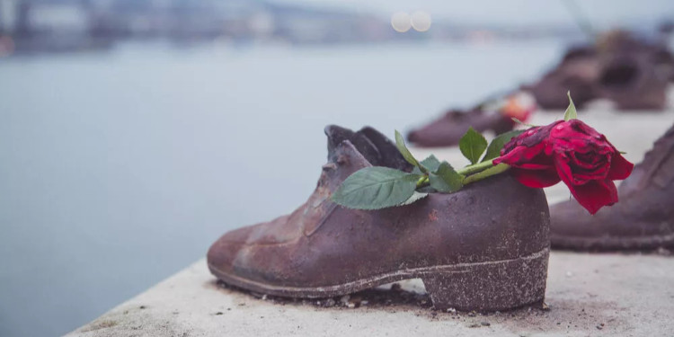 Utançlık Abidesi: Tuna Nehri Kıyısındaki Demir Ayakkabılar