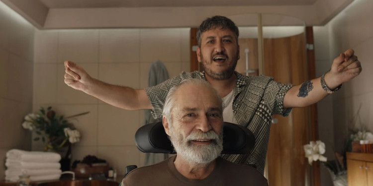 Yan Yana: Güldüren Bir Seyirlik mi, Yoksa Cesaretten Kaçan Bir Sinema mı?