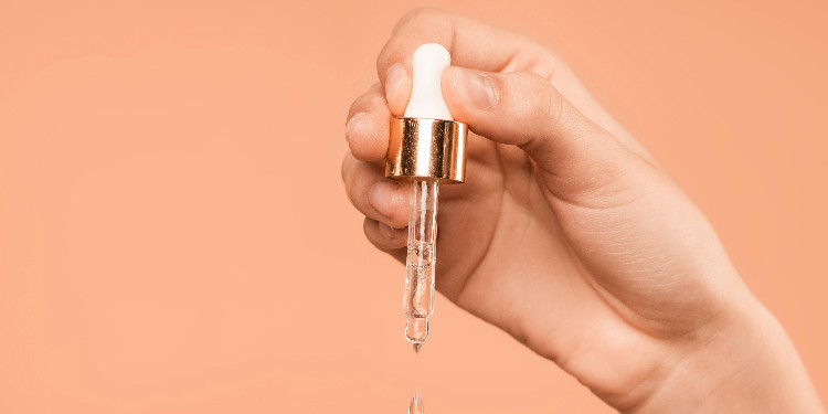 Yüz yıkama jeli makyaj ve akne lekeleri yok eder mi